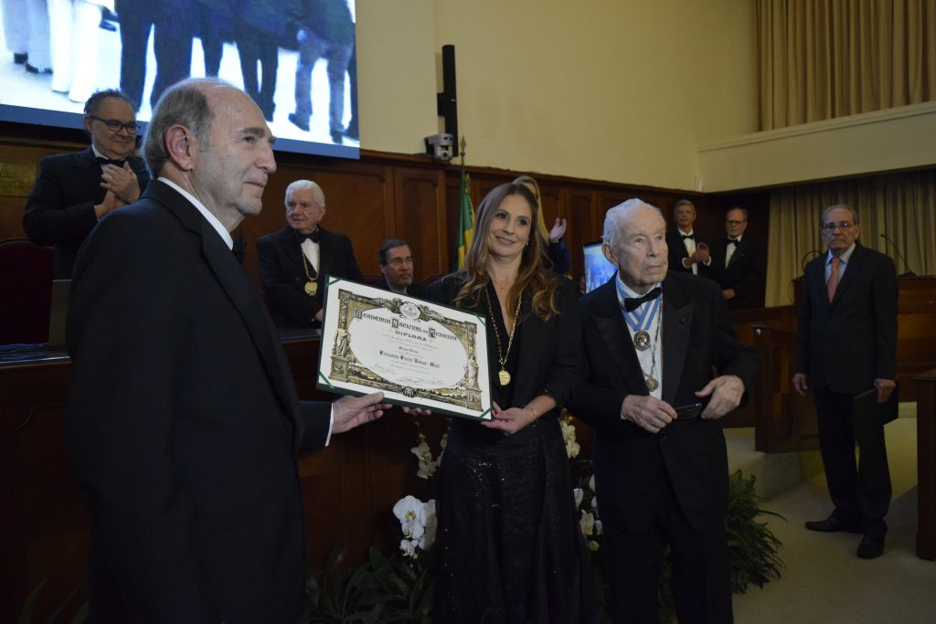 ANM recebe Profª. Fernanda Freire Tovar-Moll como Membro Titular em Sessão Solene