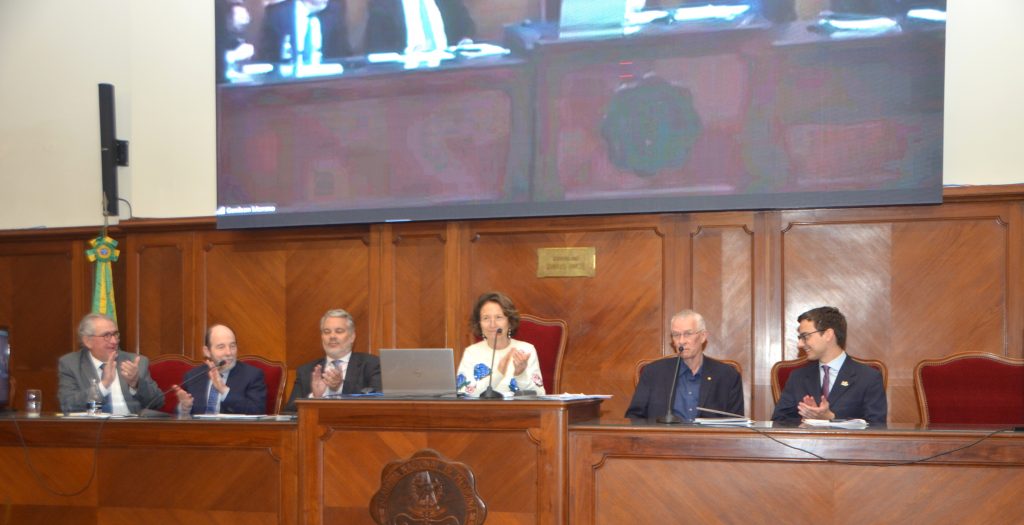 Conectando Gerações: Seminário “Jovens Cientistas e o Futuro da Ciência”