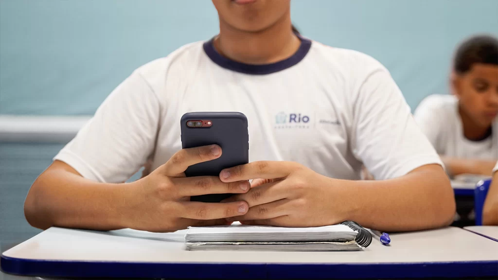 Acadêmico Antonio Egídio Nardi alerta para os benefícios da proibição de celulares nas escolas e a importância do apoio psicológico