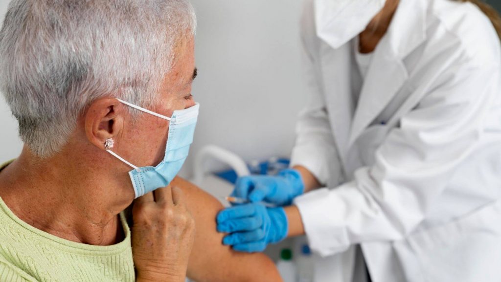 Gripe em idosos: riscos, prevenção e a importância da vacinação — alerta da Academia Nacional de Medicina