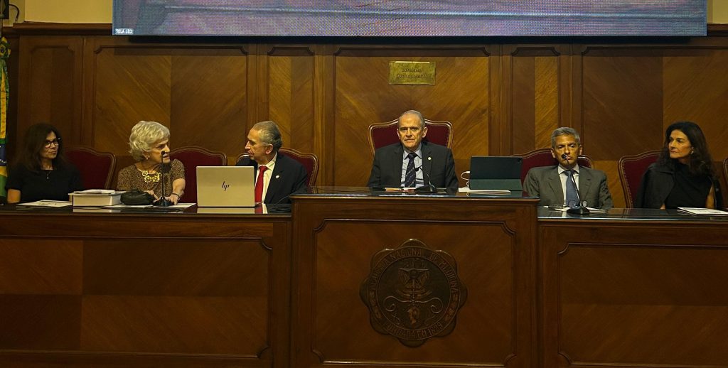 Academia Nacional de Medicina debate saúde da mulher e cesariana moderna em sessão especial