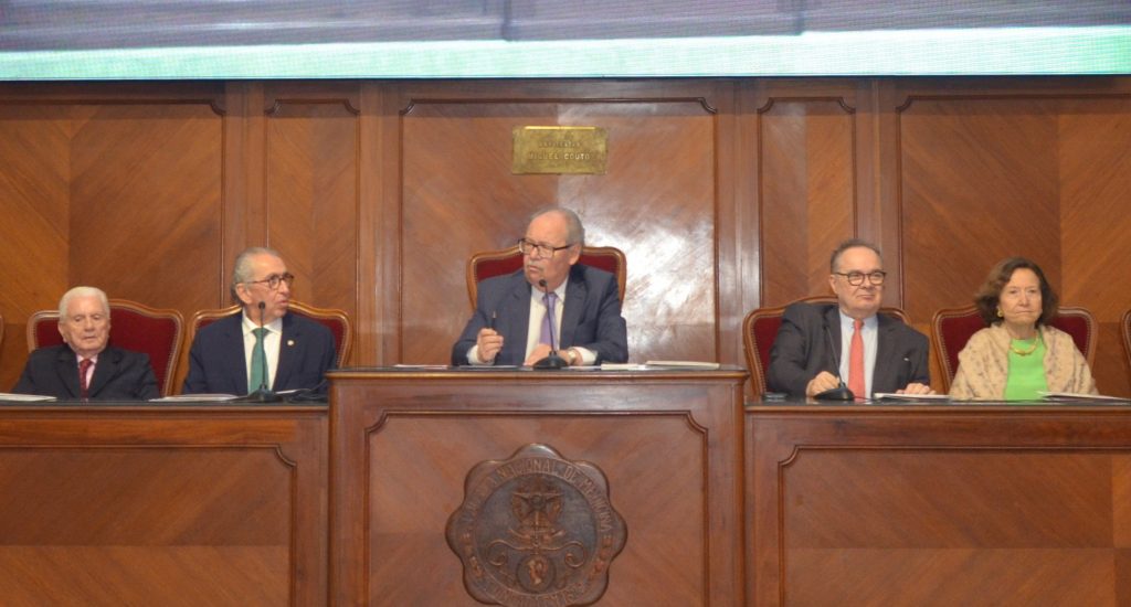 Academia Nacional de Medicina realiza sessão com homenagens, lançamento de livro e debates sobre avanços em transplantes