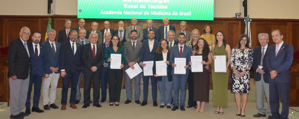 Academia Nacional de Medicina empossa novos Jovens Líderes Médicos e aprofunda debate sobre o ensino médico no país