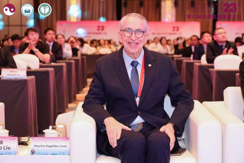 Acadêmico Mauricio Magalhães participa do 23º Congresso Mundial de Mastologia e visita centro de referência em câncer de mama na China