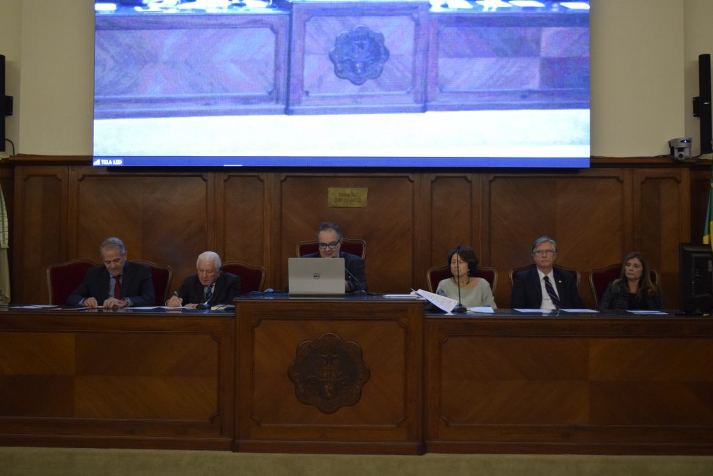 Acad. Antonio Egídio Nardi, Ex-Presidente Acad. Pietro Novellino, Presidente Acad. Francisco Sampaio, Acad. Eliete Bouskela, Acad. Flavio Kapczinski e a Presidente da Academia de Medicina do Rio de Janeiro, Profª. Selma Sabra no Simpósio sobre Suicídio.