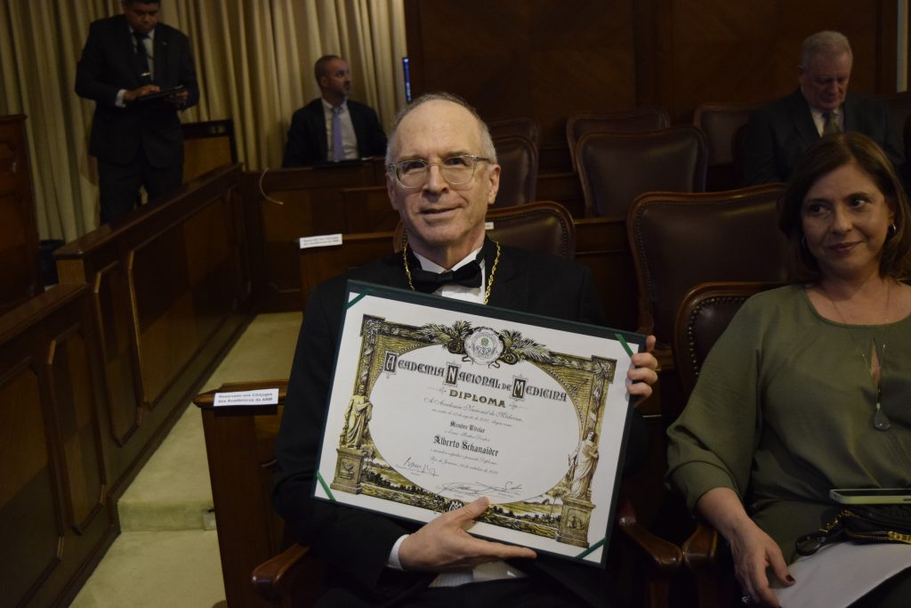 Novel Acadêmico Alberto Schanaider e o seu diploma de Membro Titular