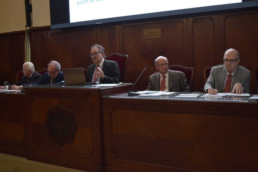 Ex-Presidente Acad. Pietro Novellino, Secretário-Geral Acad. José Galvão-Alves, Presidente Acad. Francisco Sampaio, Acad. Giovanni Guido Cerri e Acad. Alberto Schanaider em Simpósio sobre Medicina no Brasil.