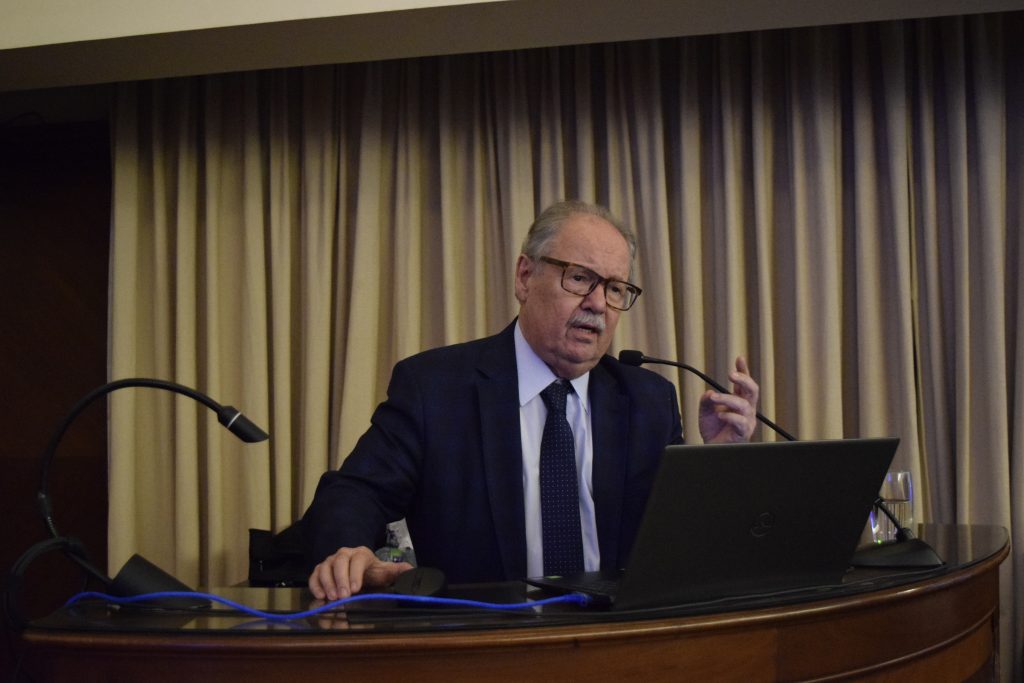 Acad. José Galvão-Alves em sua apresentação durante o Simpósio sobre Abdome Agudo.