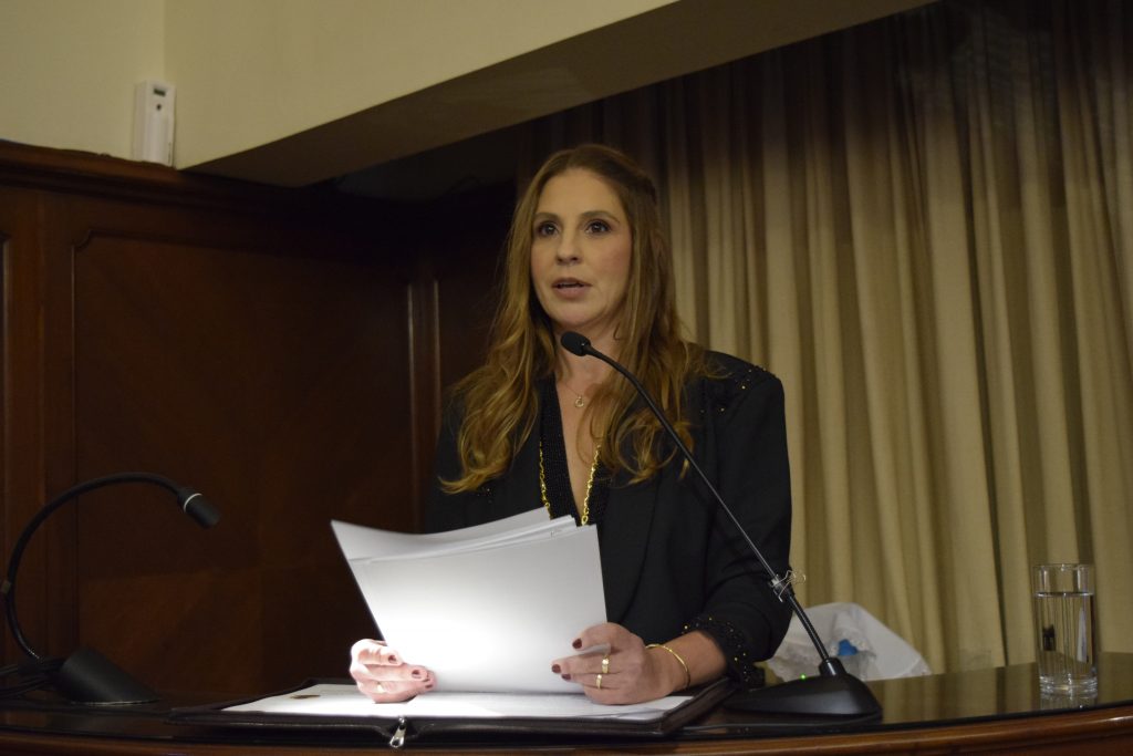 Acadêmica Fernanda Freire Tovar-Moll em seu discurso