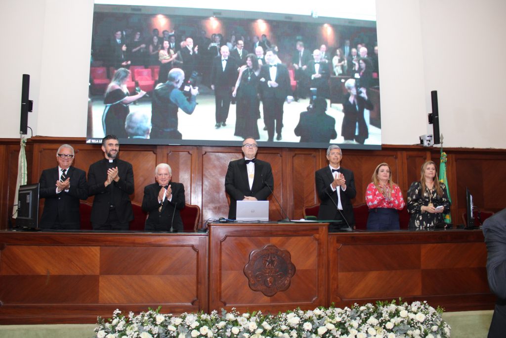 Na Mesa Diretora de Solenidade: Pedro Gross Jr., Padre Anderson Antonio Pedroso, Ex-Presidente Acad. Pietro Novellino, Presidente Acad. Francisco Sampaio, Acad. Roberto Medronho, Profª. Andréa Povedano e Drª. Selma Sabra na sessão solene de posse.