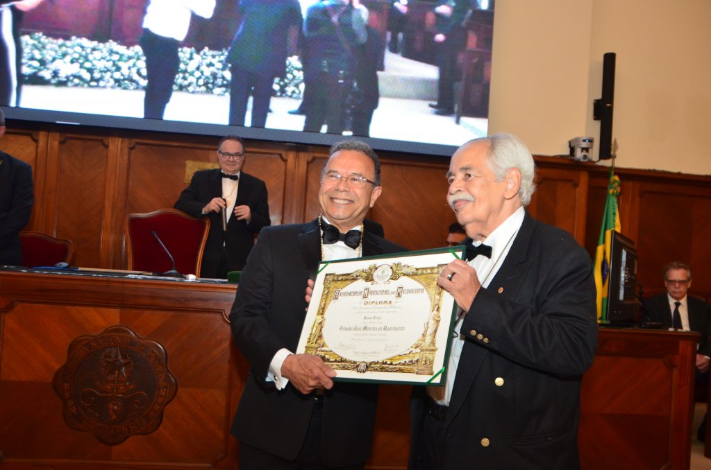 Novel Acadêmico Osvaldo Nascimento recebendo o Diploma de Membro Titular, entregue pelo Acad. Omar da Rosa Santos.