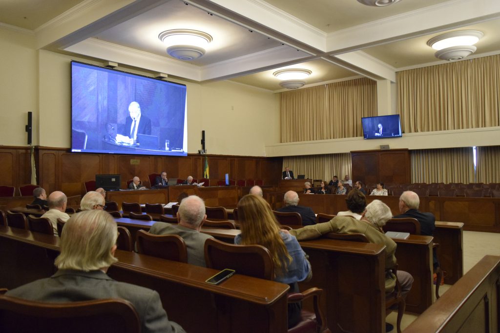 Acadêmicos e família do homenageado, Acad. Orlando Marques Vieira durante simpósio.