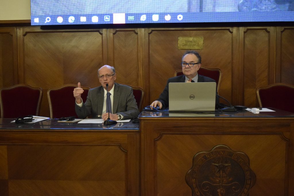 Acadêmico Giovanni Cerri, organizador do simpósio, e o Presidente Acad. Francisco Sampaio em Simpósio sobre Inteligência Artificial