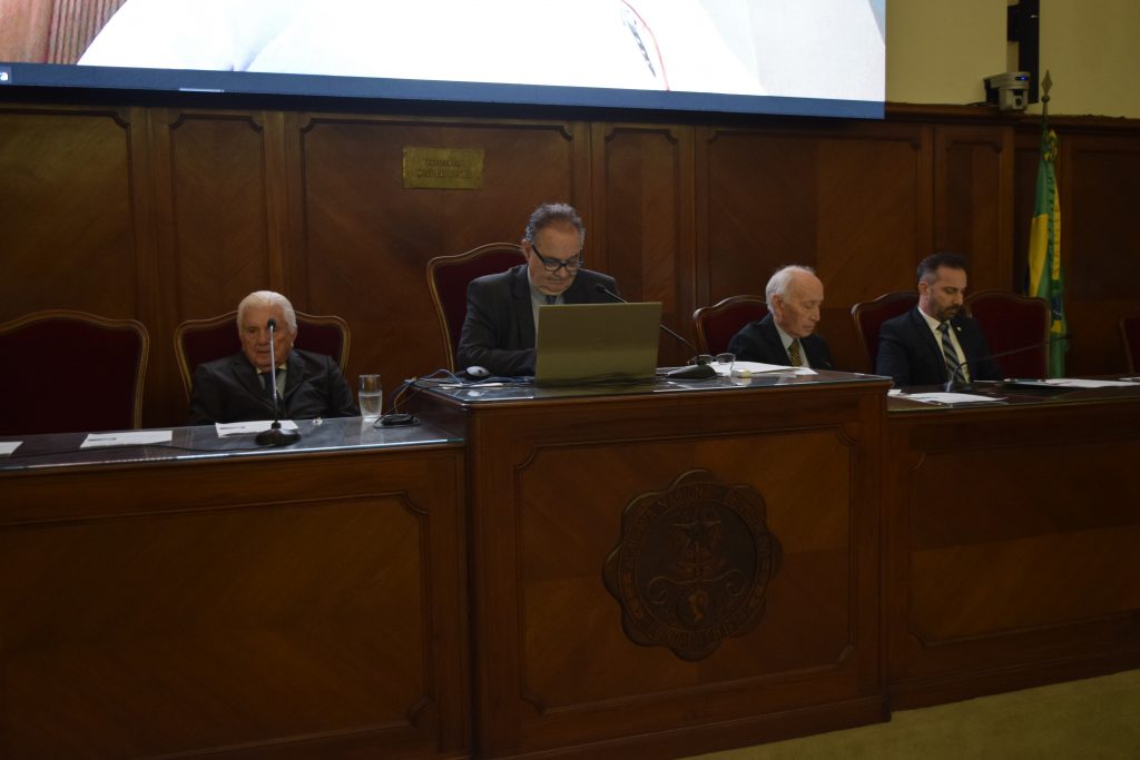 Ex-Presidente Acad. Pietro Novellino, Presidente Acad. Francisco Sampaio, Acad. Carlos Alberto Barros Franco e Acad. Marcelo Morales em Simpósio sobre Cigarros Eletrônicos