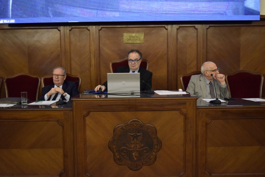 Secretário-Geral José Galvão-Alves, Presidente Acad. Francisco Sampaio e 1º Vice-Presidente Acad. José J. Camargo no Simpósio Minha Melhor História Médica.