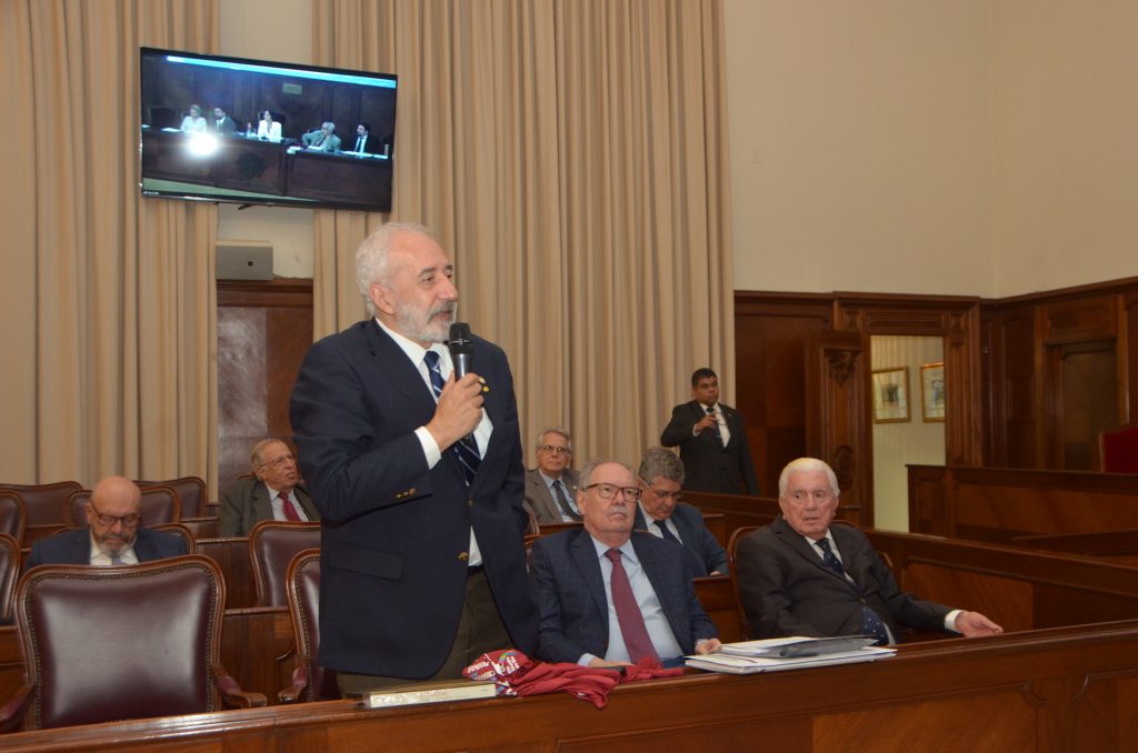 Acadêmico Maurício Younes Ibrahim na Bancada Acadêmica no Simpósio Dia Mundial do RIm