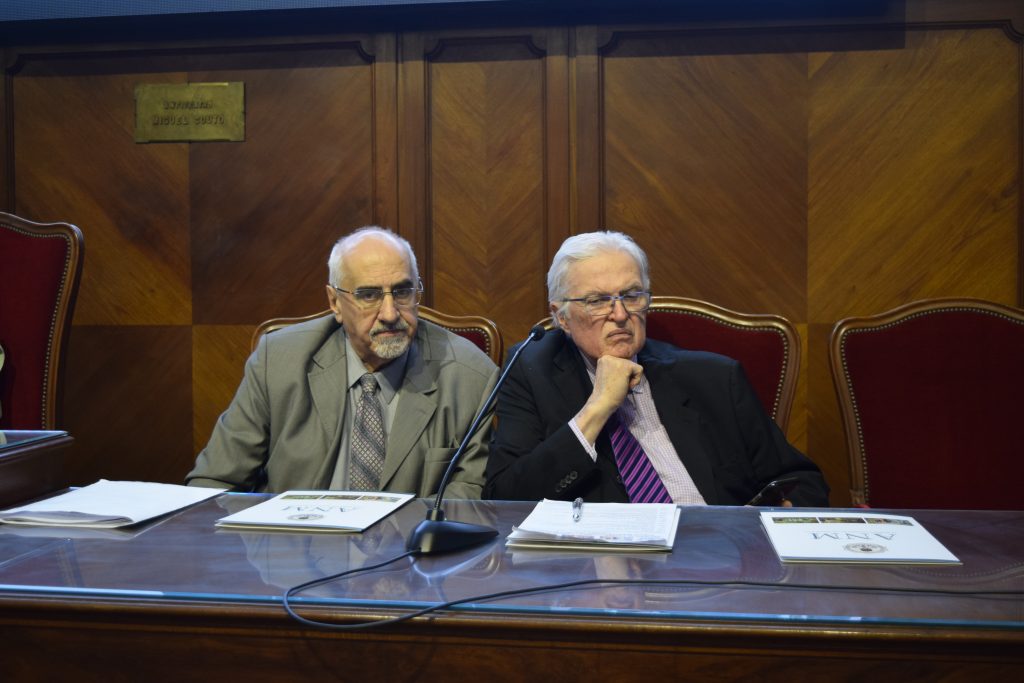 Acadêmicos José de J. Camargo e Arno von Ristow durante o simpósio sobre cirurgia cardiáca e vascular.