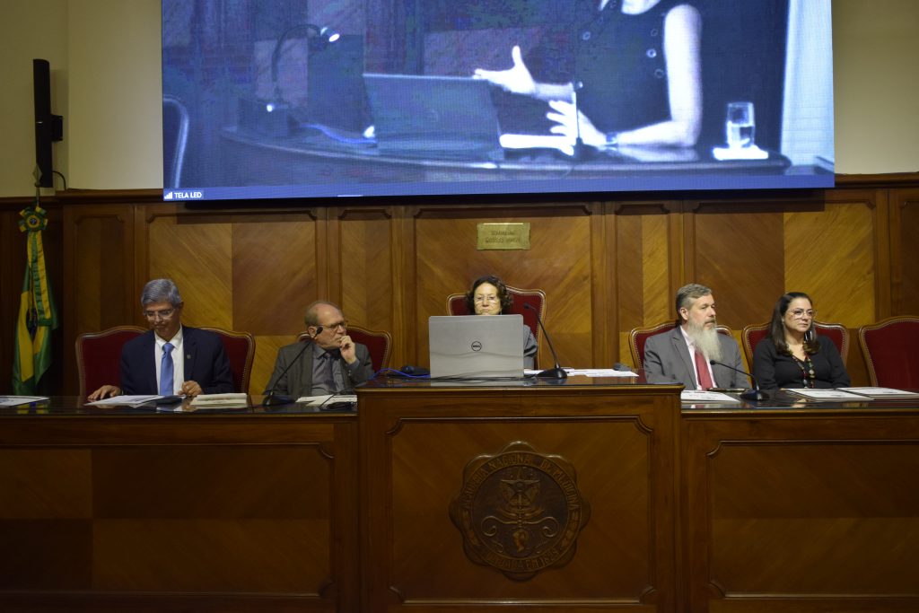 Acad. Roberto Medronho, Acad. Claudio Tadeu-Daniel Ribeiro, Presidente Acad. Eliete Bouskela, Prof. Cássio Leonel Peterka e Profª. Sheila Rodovalho no Simpósio sobre Malária.