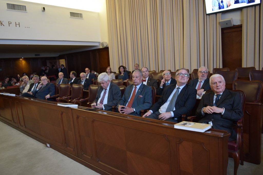 Acadêmicos durante as apresentações do simpósio Centenário do Instituto Fernandes Figueira.