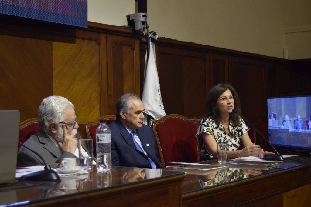 Professores César Eduardo Fernandes (AMB) e Donizetti Giamberino (CFM), e a Acadêmica Monica Gadelha durante o simpósio sobre Ensino Médico.