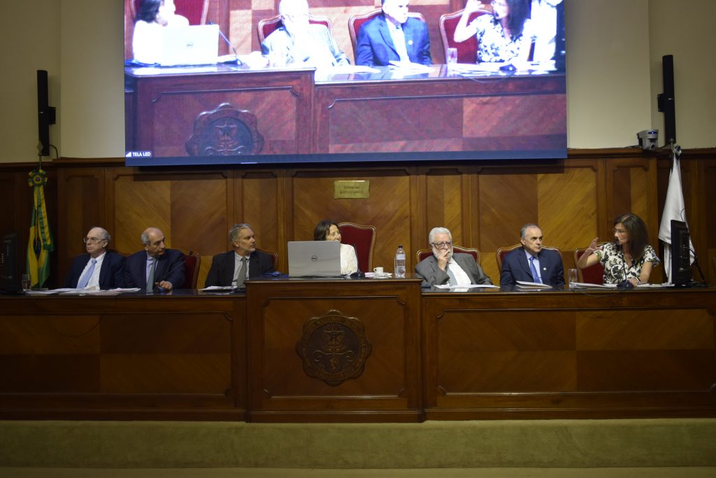 Acadêmicos Alberto Schanaider, Raul Cutait e Omar Lupi, Presidente Acad. Eliete Bouskela, Professores César Eduardo Fernandes (AMB) e Donizetti Giamberino (CFM), e Acadêmica Monica Gadelha no simpósio sobre Ensino Médico.