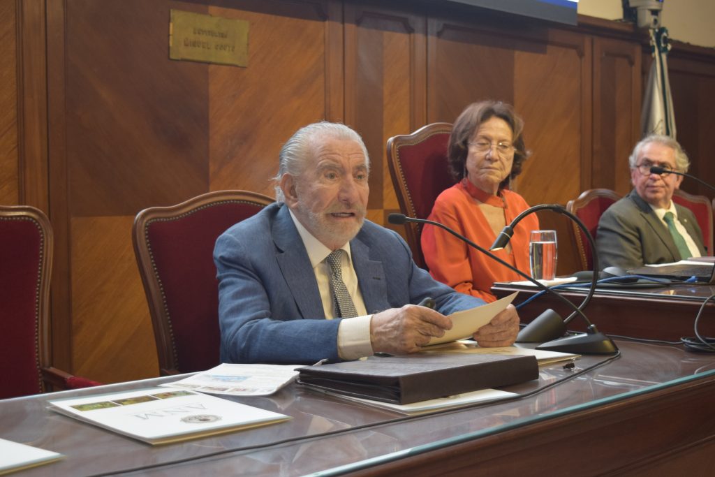Acad. Silvano Raia em sua apresentação no Simpósio de Transplante de Órgãos. Presidente Acad. Eliete Bosukela e Acad. Mauricio Magalhães