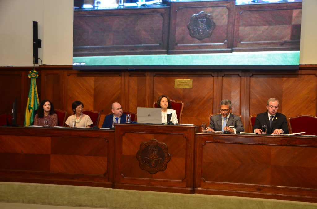 Drª. Gabriela Paiva, Drª. Sue Yazaki Sun, Prof. Antonio Braga Neto, Presidente Acad. Eliete Bouskela, Acad. Jorge Rezende Filho e Dr. Walter Palis, presidente do CREMERJ em Simpósio sobre Doença Trofoblástica Gestacional