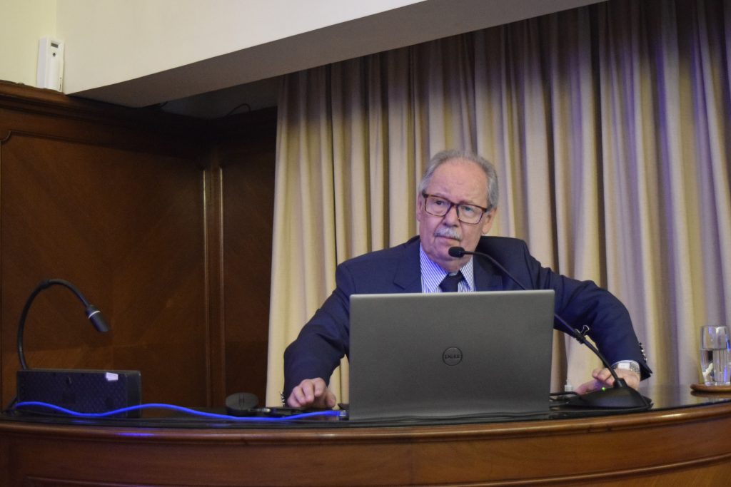 Acadêmico José Galvão-Alves durante a sua apresentação na Sessão Plenária