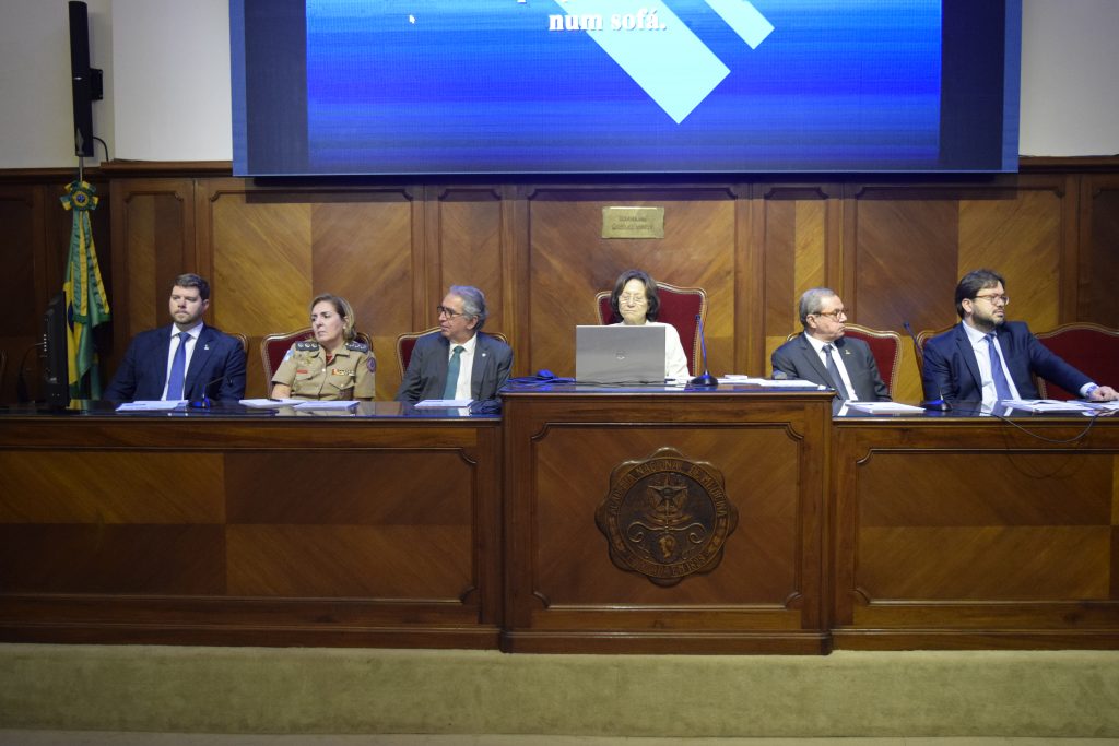Jovem Líder Dr. Ricardo Farias, Cap BM Fernanda de Castro Cerqueira, Acad. Mauricio Magalhães, Presidente Acad. Eliete Bouskela, Presidente do CREMERJ Dr. Walter Palis e Presidente do CREMERS Dr. Eduardo Trindade na Sessão sobre desastre natural no Sul